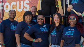 Personas con gafas de sol y gafas sonriendo