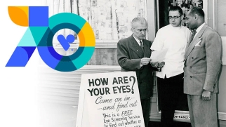 Foto en blanco y negro de hombres en la calle