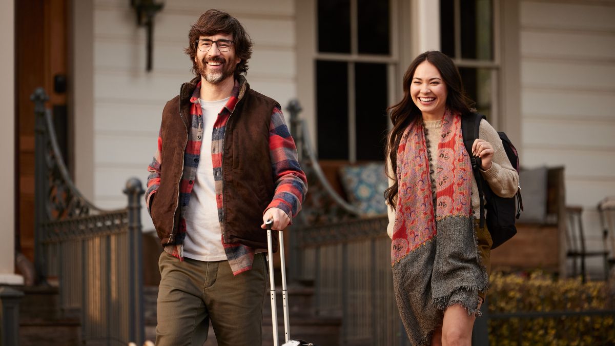 Hombre con gafas junto a una mujer